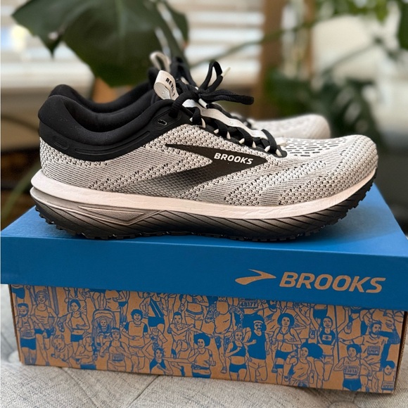 Brooks💎Revel 7 Black White Women’s Running Shoe Sz 8 in Box Excellent Condition - Picture 2 of 8